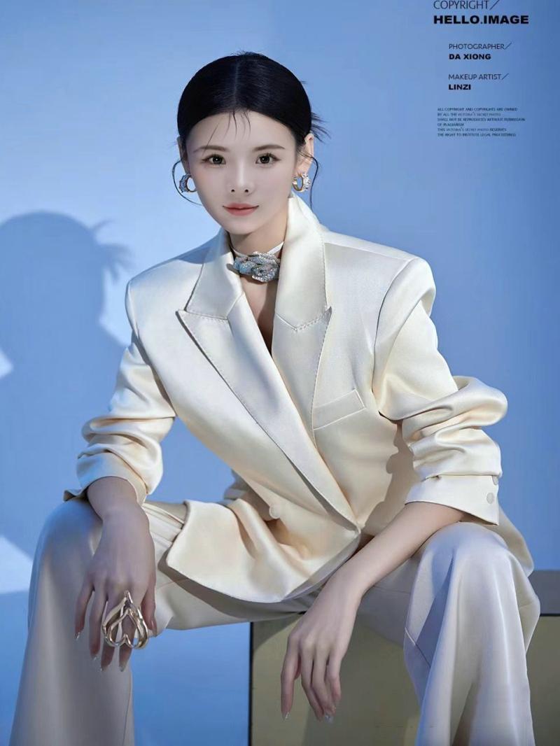 Ethnic Fashion Studio - 세련된 웨스턴 수트 세트 사진 촬영
